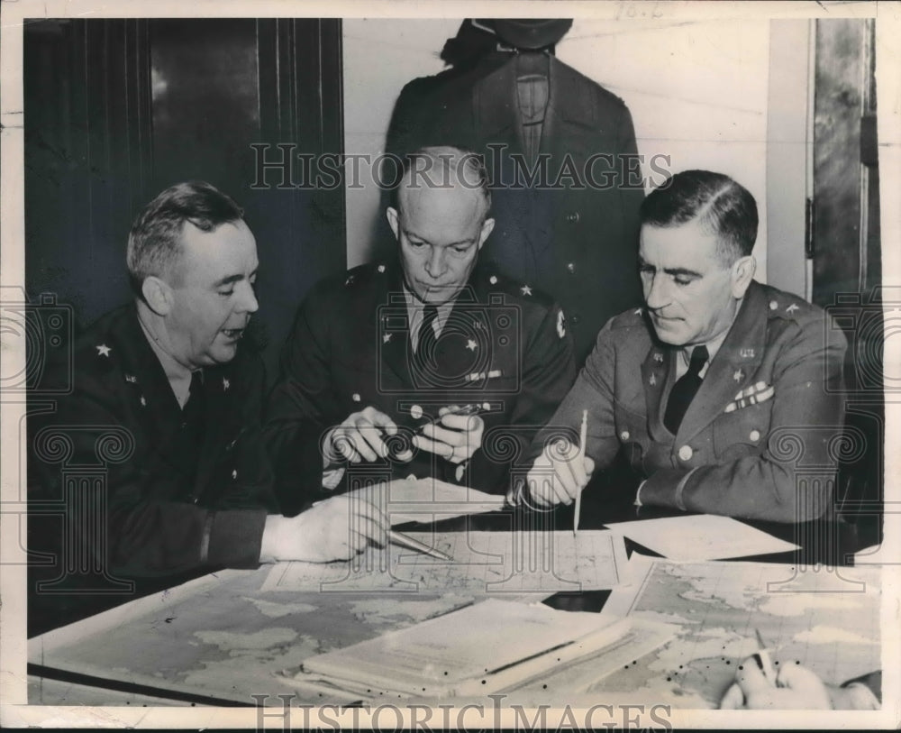 1942 Press Photo General Eisenhower others, planning moves on the battlefield- Historic Images