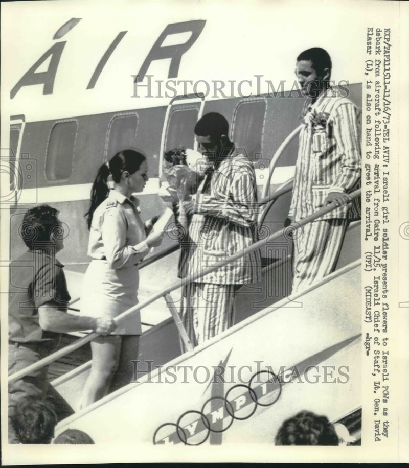 Load image into Gallery viewer, 1973 Press Photo Israeli Prisoners of War Arrive in Tel Aviv from Egypt

