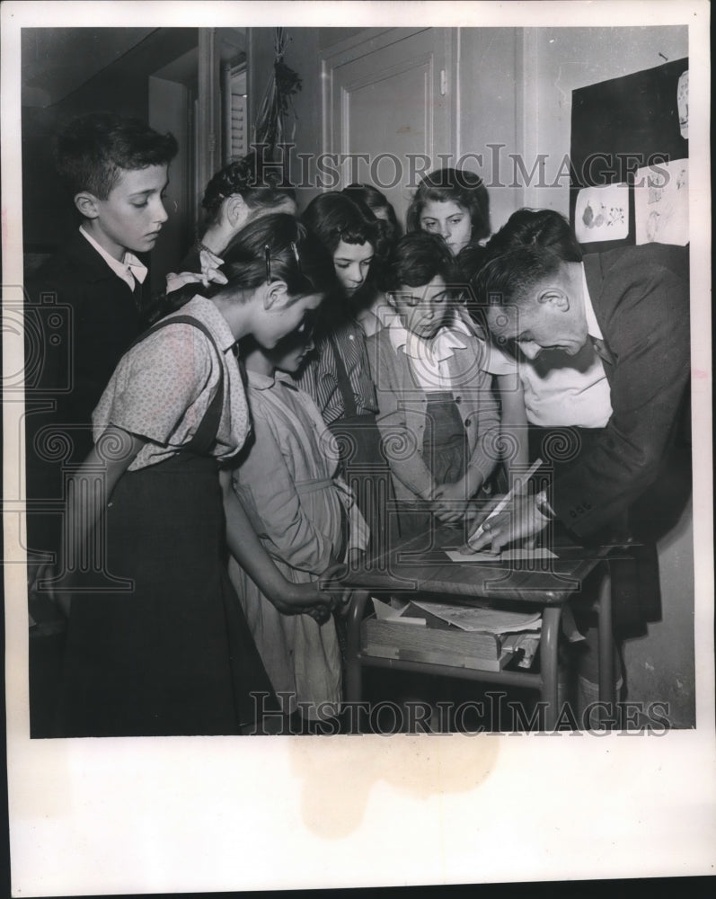 1953 Press Photo Children at SHAPE Village Model School, France - mjm05377