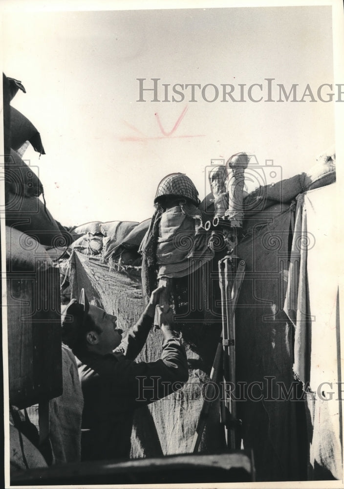 1971 Press Photo Soldiers use dummy to draw fire from enemy lines, Israel