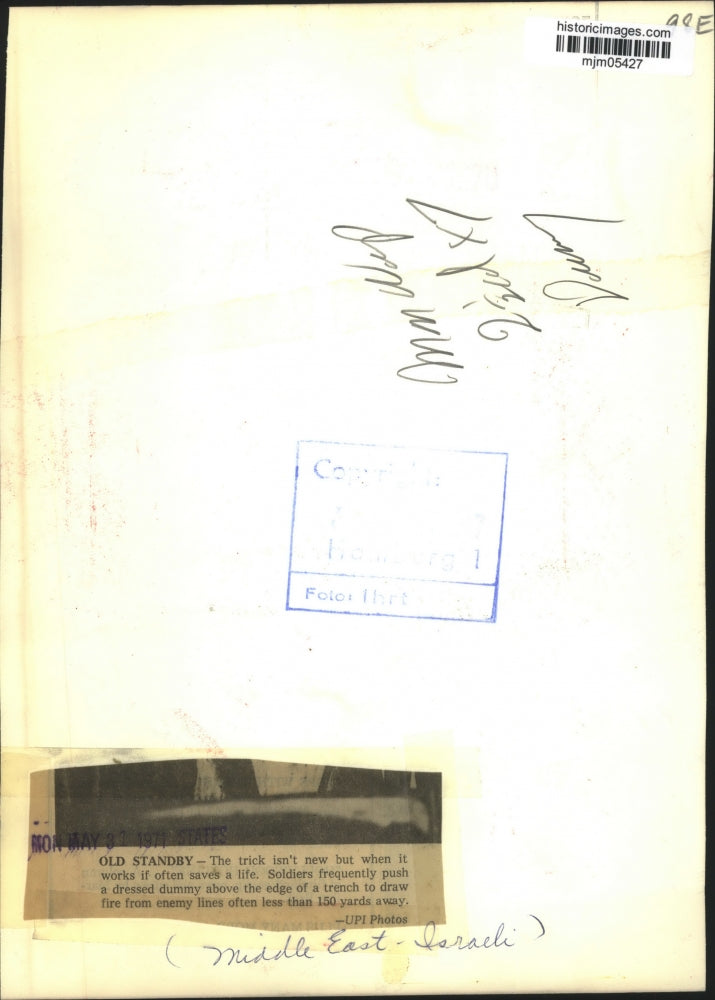 1971 Press Photo Soldiers use dummy to draw fire from enemy lines, Israel