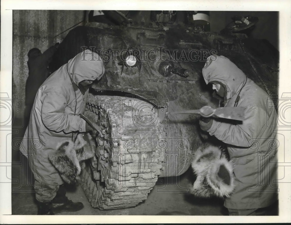 1942 Press Photo Soldiers removing ice from the tread of an M-4 tank, Fort Knox- Historic Images