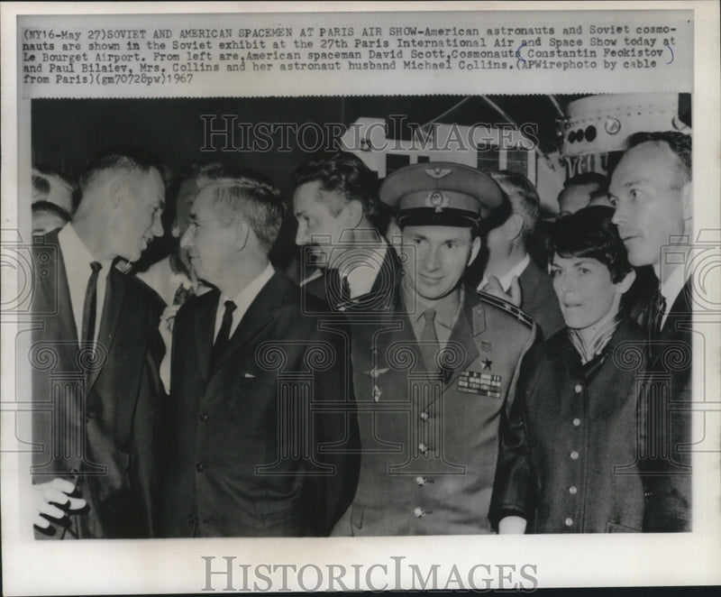 Load image into Gallery viewer, 1967 Press Photo Soviet and American Spacemen together at Paris Air Show
