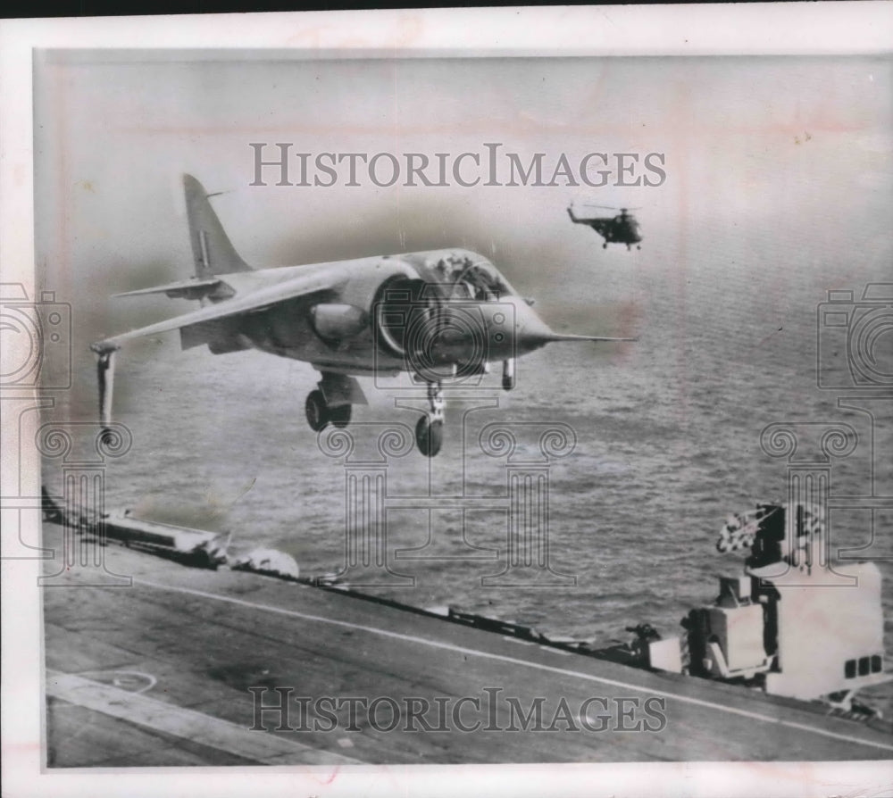 1963 Press Photo Hawker P-1127 landing on British aircraft carrier Ark Royal- Historic Images