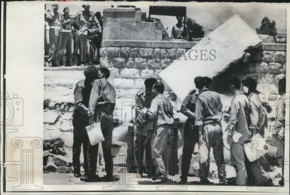 1967 Press Photo Jordanian prisoners on east bank of the Jordan river- Historic Images