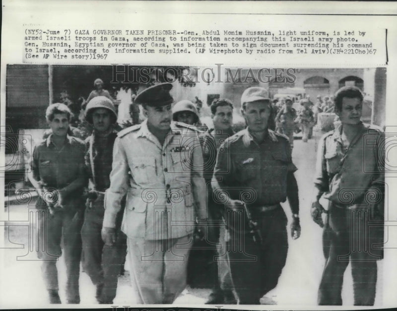 Load image into Gallery viewer, 1967 Press Photo Israeli troops taking Abdul Monim Hussnin prisoner in Gaza

