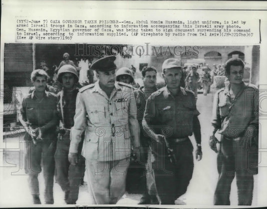 1967 Press Photo Israeli troops taking Abdul Monim Hussnin prisoner in Gaza