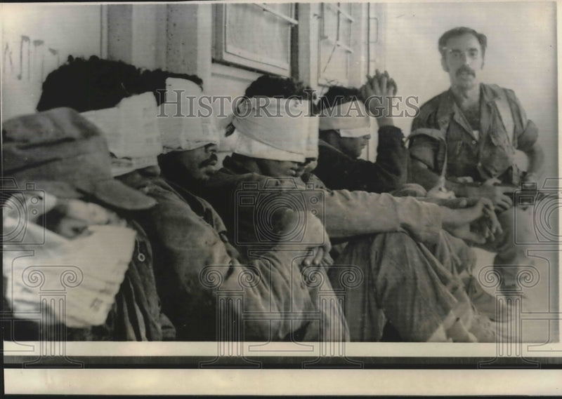 Load image into Gallery viewer, 1971 Press Photo Israeli Guard with Palestinian Guerrilla Prisoners - mjm05665
