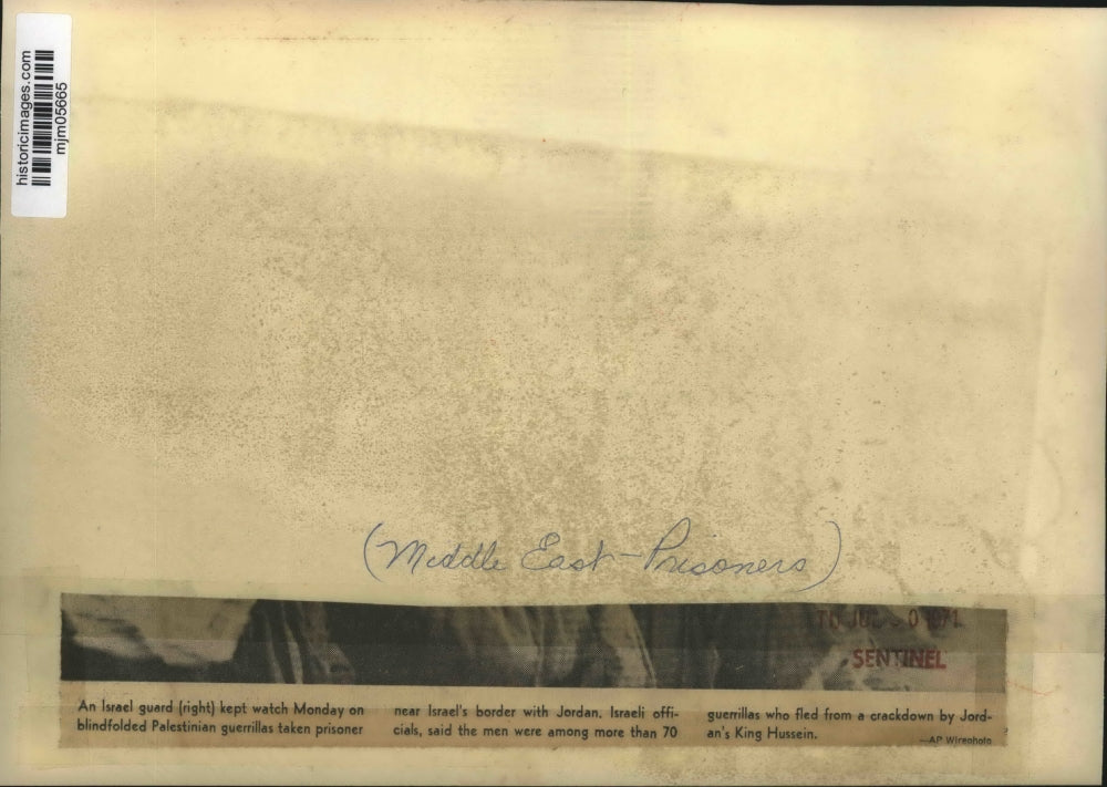 1971 Press Photo Israeli Guard with Palestinian Guerrilla Prisoners - mjm05665