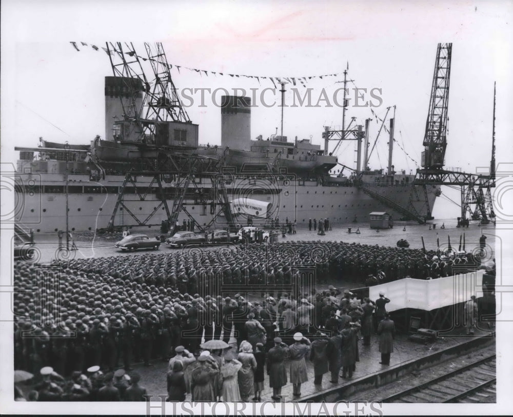 1951 Press Photo U.S 4th infantry saluting at dockside in Bremerhaven, Germany- Historic Images