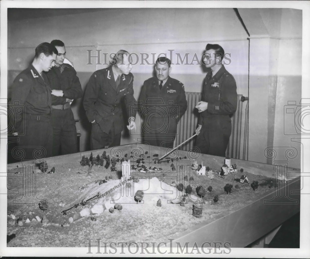 1951 Press Photo Norwegian medical officers study model medical unit, Germany- Historic Images