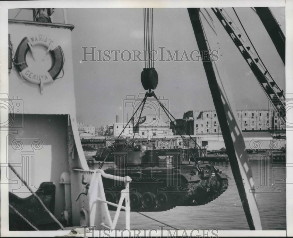 1952 Press Photo M-47 tank is unloaded from the &quot;Maria Costa&quot; in Naples