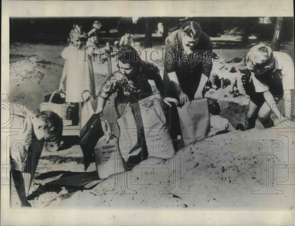 1943 Press Photo Sand bags used for fire protection in case of air raids, Berlin