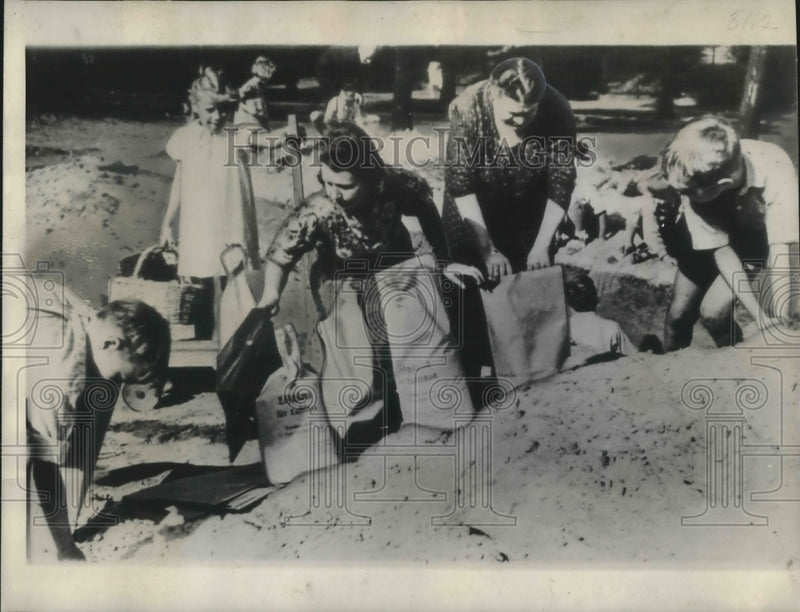 Load image into Gallery viewer, 1943 Press Photo Sand bags used for fire protection in case of air raids, Berlin
