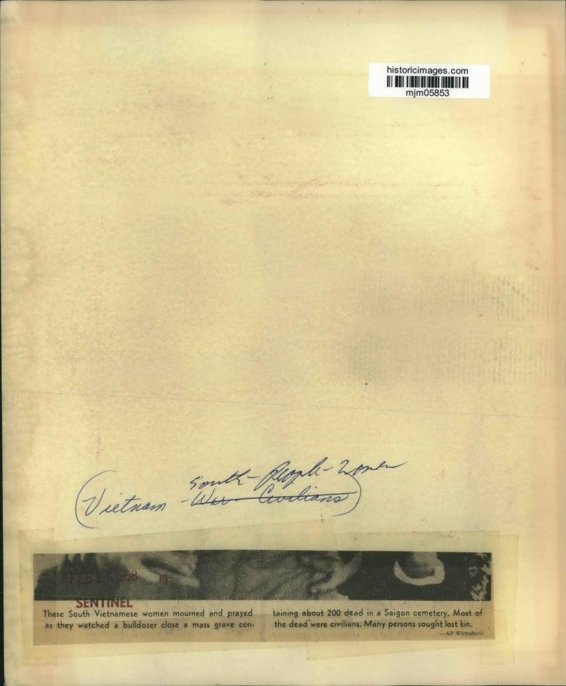 1968 Press Photo Vietnamese mourn as mass grave is closed in Saigon cemetery