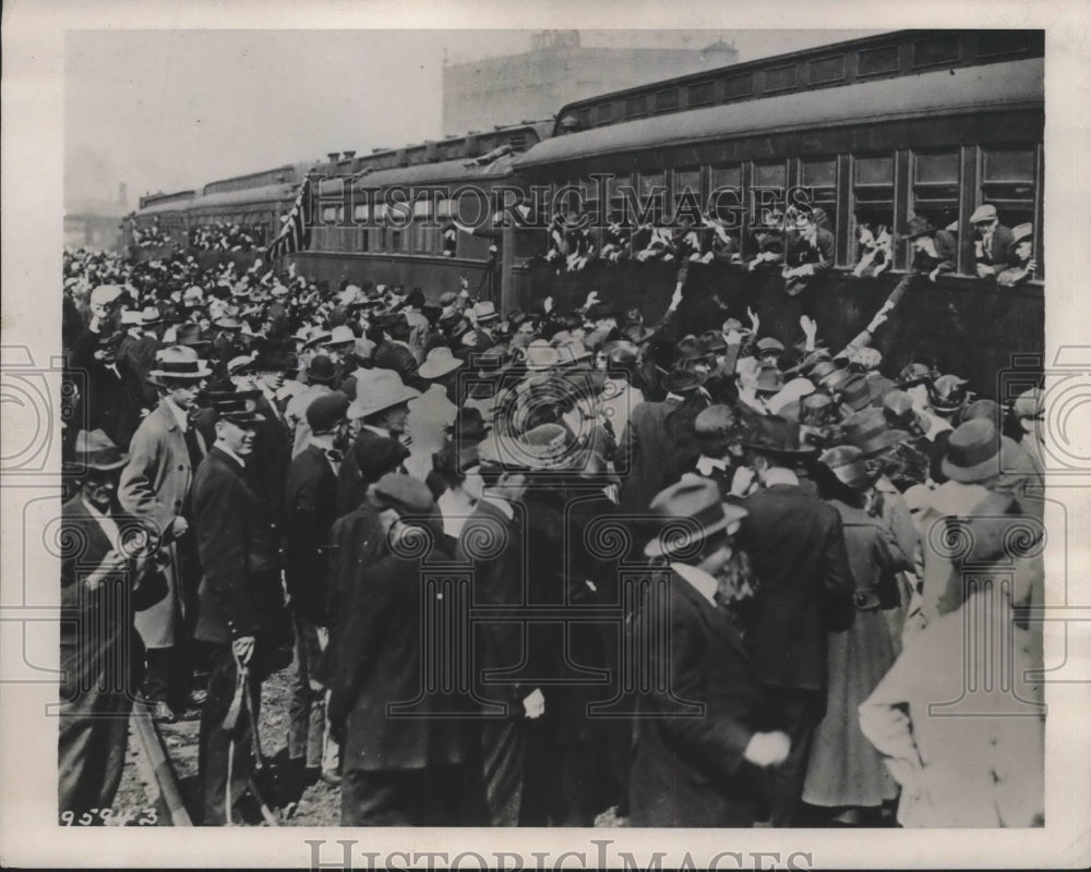 1917 Press Photo Conscripts leave Kansas City, Missouri for camp during the war
