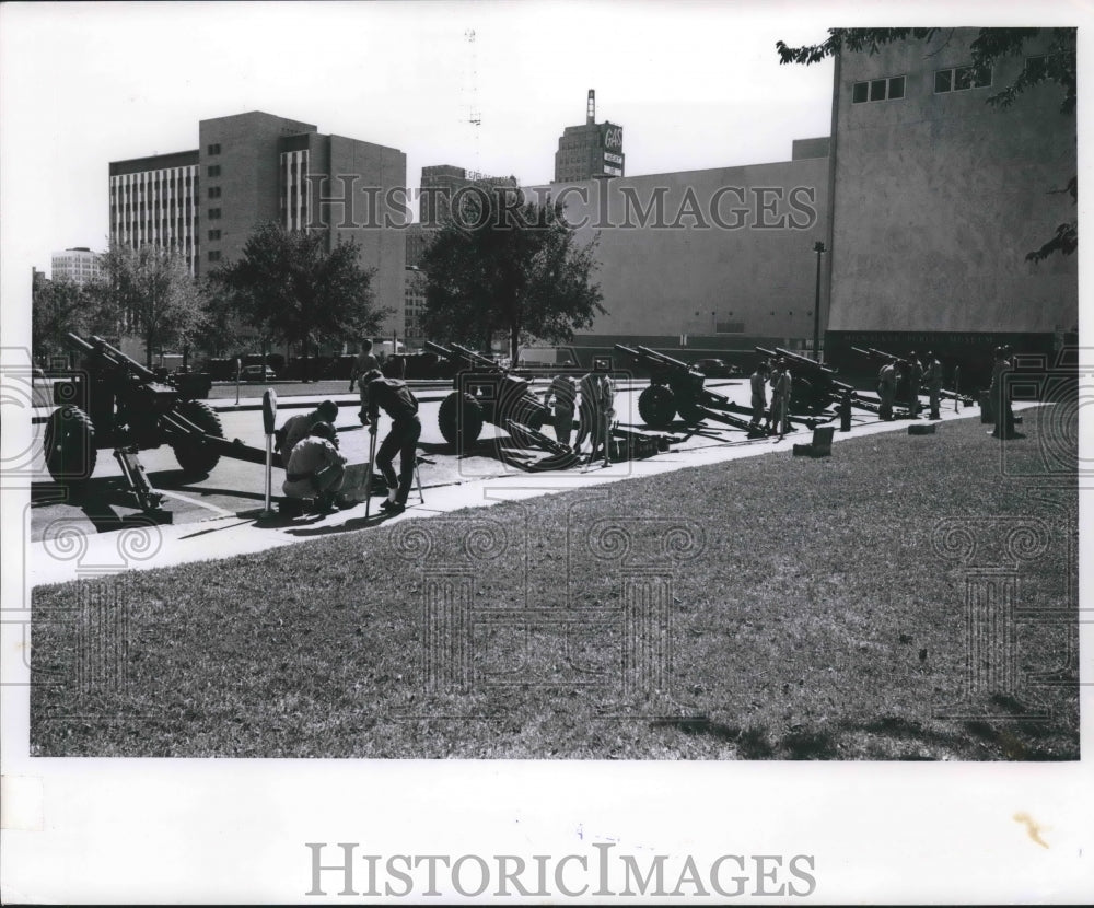1963 Press Photo A 61 gun salute to open United Fund Crusade of Mercy, Wisconsin