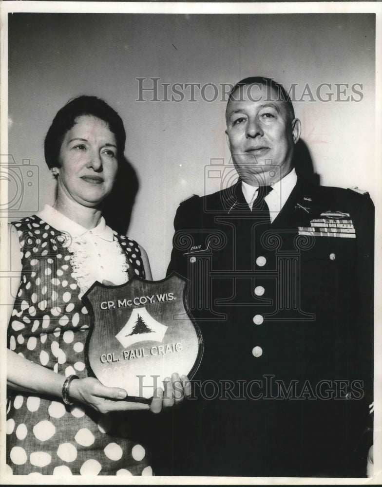 Load image into Gallery viewer, 1968 Press Photo Colonel Paul Craig and Wife, Legion of Merit Award - mjm06155
