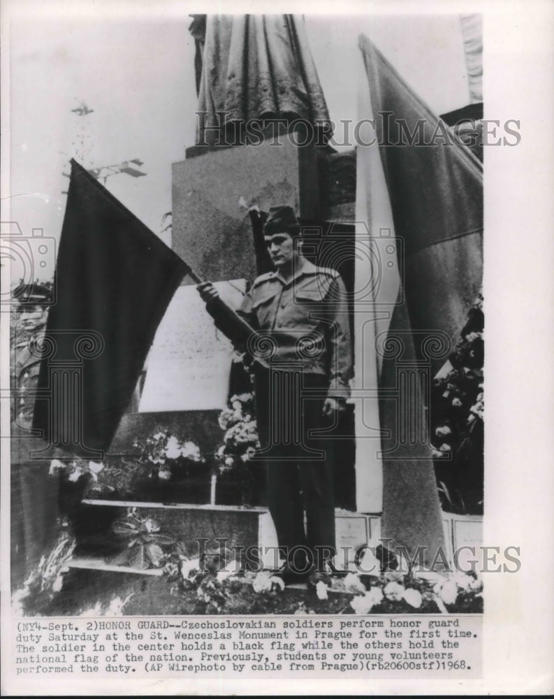 1968 Press Photo Czech Honor Guard Soldier, St. Wenceslaus Monument, Prague