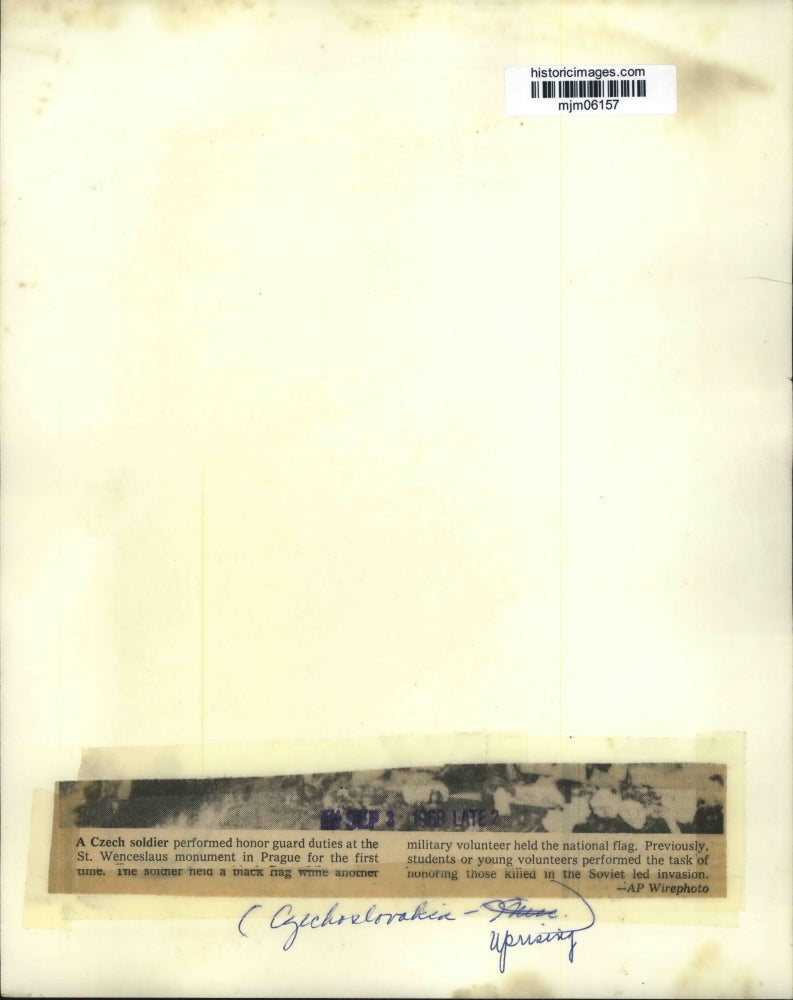 1968 Press Photo Czech Honor Guard Soldier, St. Wenceslaus Monument, Prague