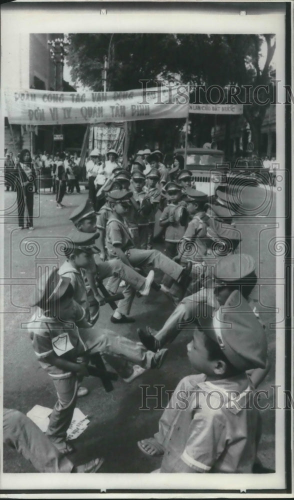 Load image into Gallery viewer, 1966 Press Photo Vietnam War - Catholic Children's Group Rally, Saigon
