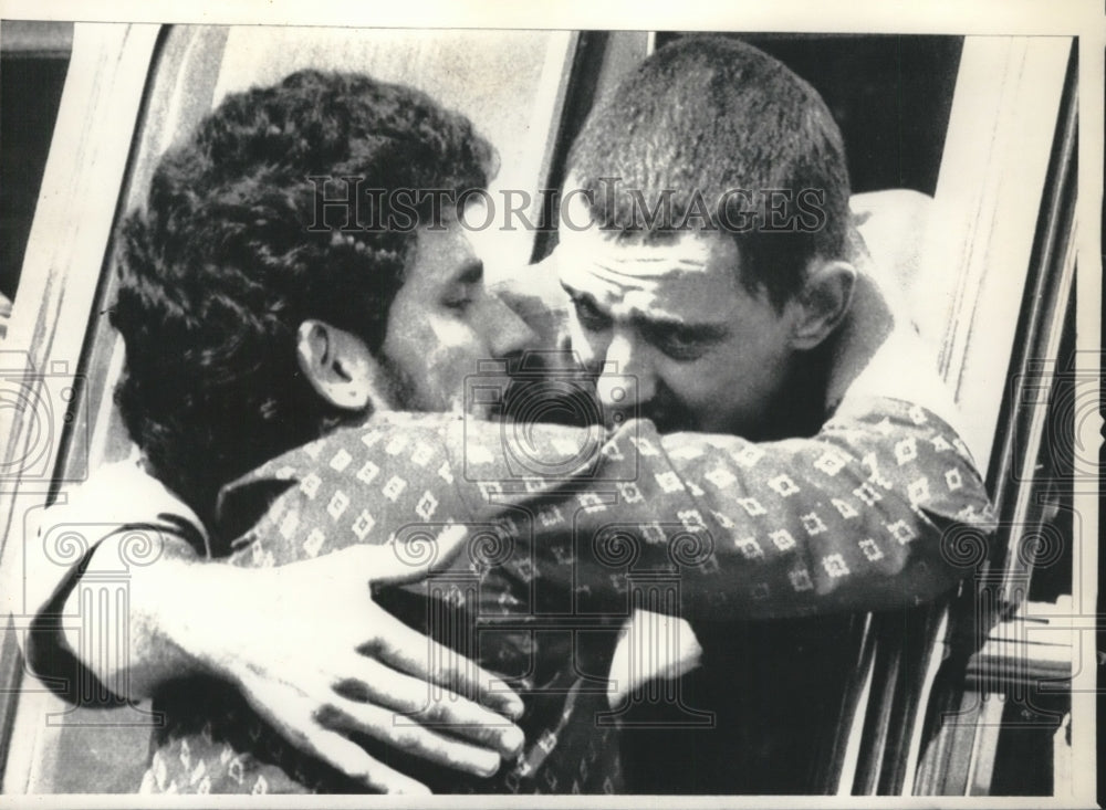 1973 Press Photo Israeli Prisoner of War and Brother, Tel Aviv, Israel