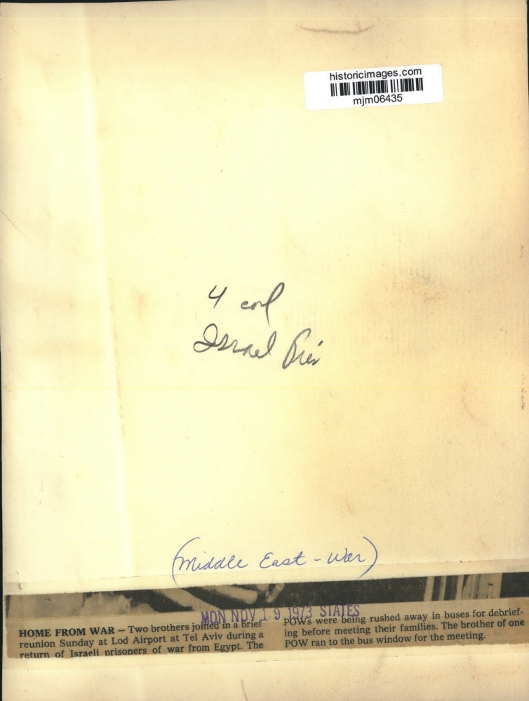 1973 Press Photo Israeli Prisoner of War and Brother, Tel Aviv, Israel