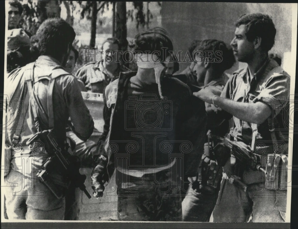 1973 Press Photo Syrian Soldier Captured in Golan Heights by Israeli Soldiers
