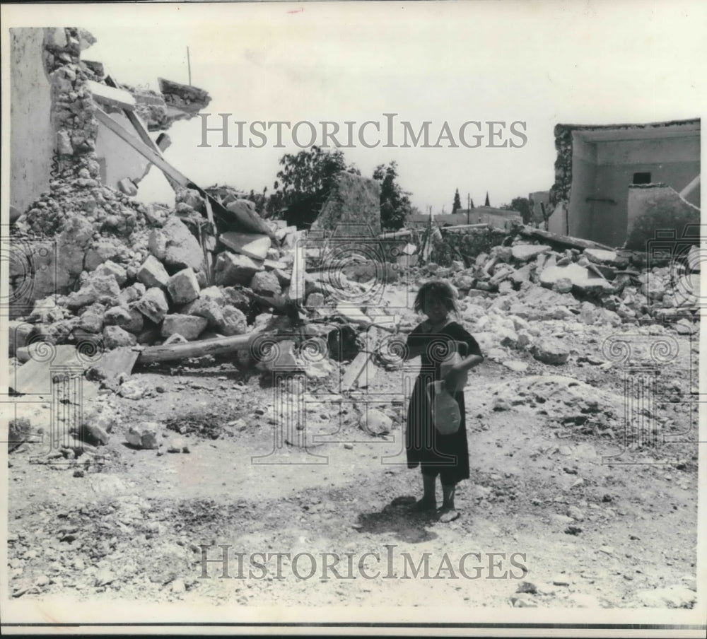 1967 Press Photo Child carrying jugs through the ruins of Qalqilya, Isreal