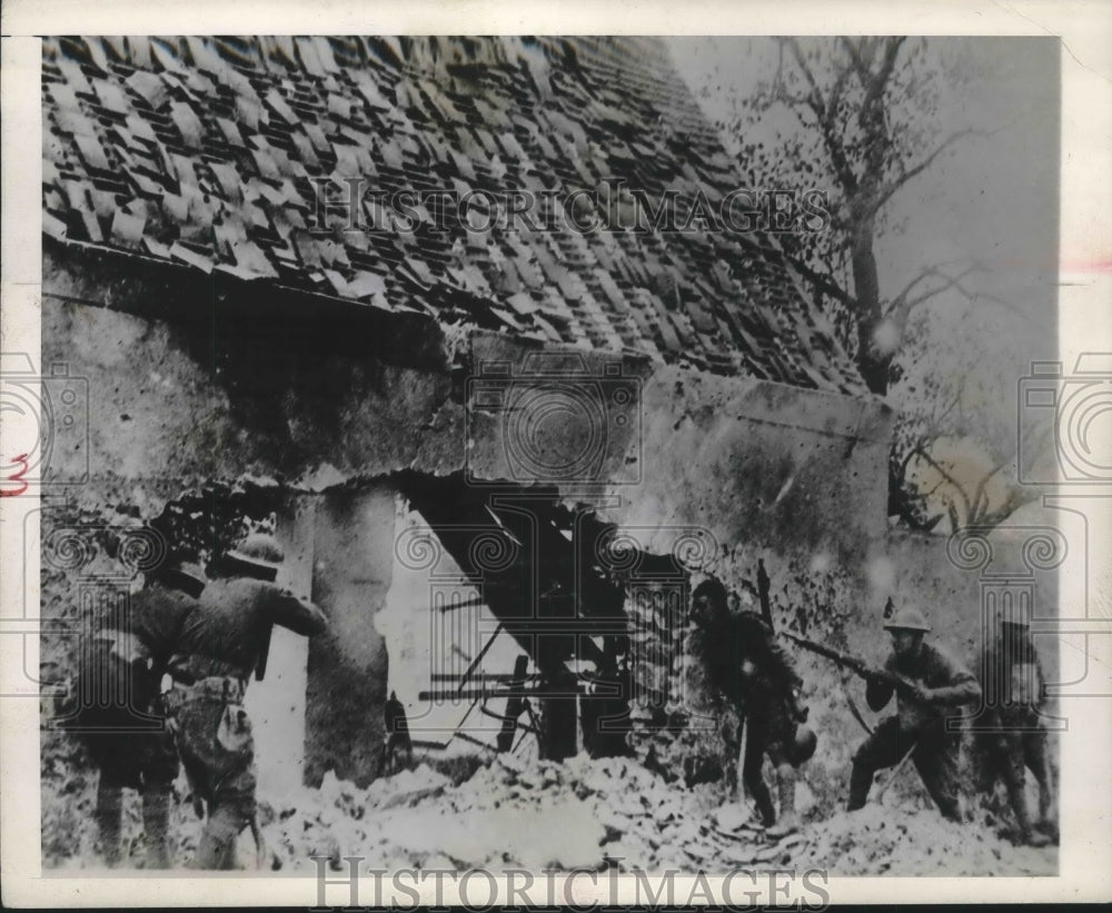 Press Photo American soldiers going after German snipers near Villers, France- Historic Images