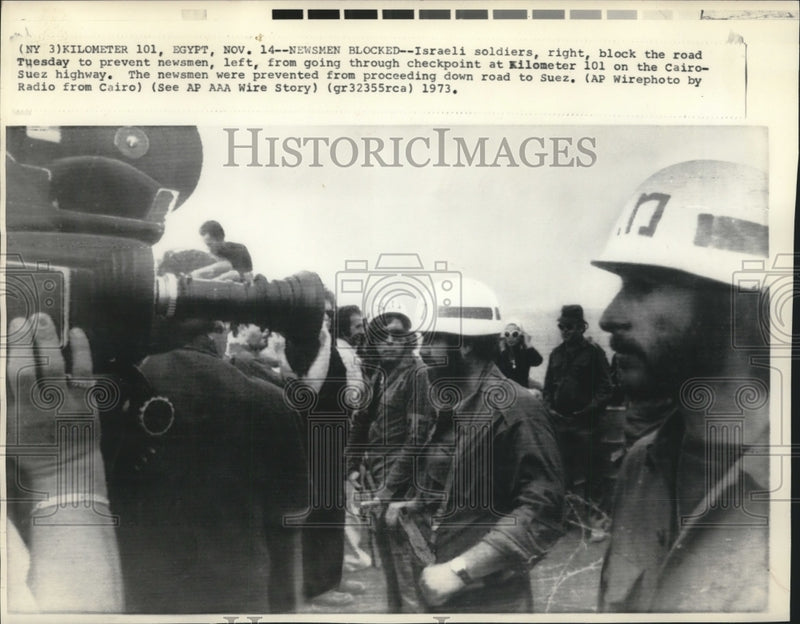 Load image into Gallery viewer, 1973 Press Photo Israeli Soldiers Block Newsmen, Cairo-Suez Highway - mjm06716
