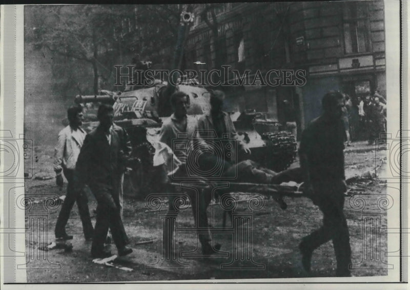 Load image into Gallery viewer, 1968 Press Photo Young Czechs carry wounded comrade on street in Czechoslovakia
