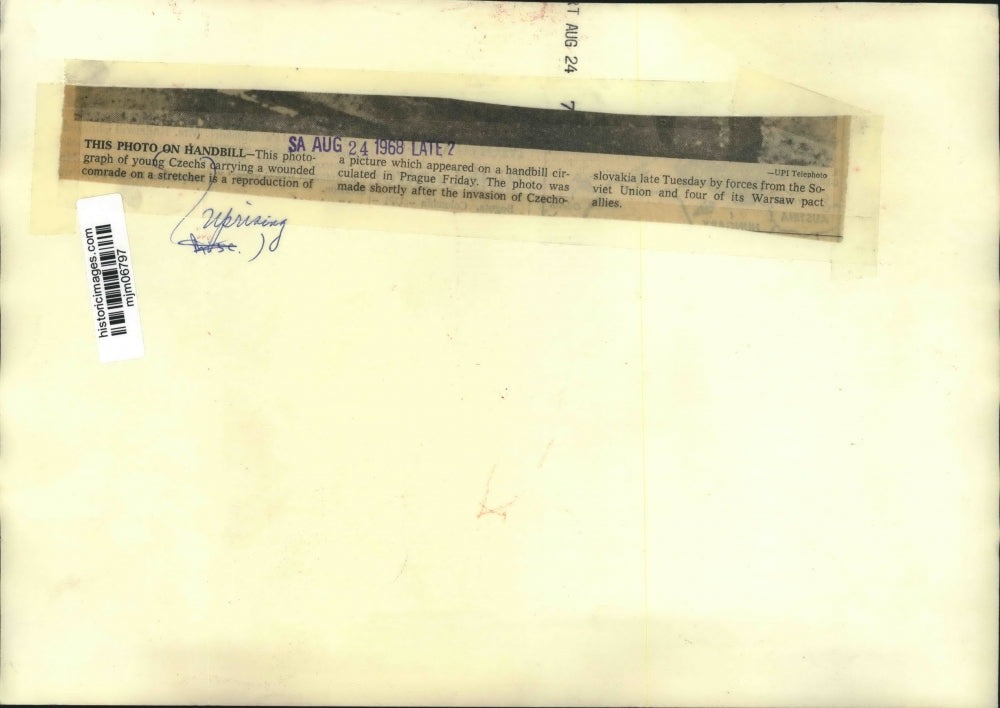 1968 Press Photo Young Czechs carry wounded comrade on street in Czechoslovakia