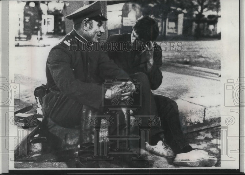 Load image into Gallery viewer, 1968 Press Photo A student and a soldier chatting on a curb of street in Prague
