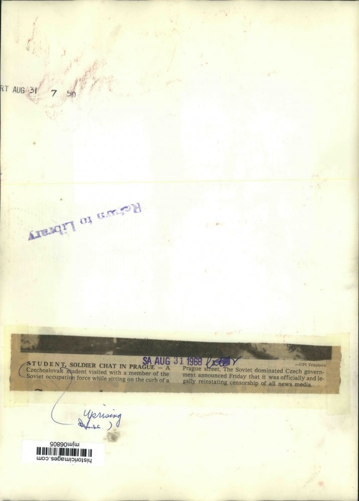 1968 Press Photo A student and a soldier chatting on a curb of street in Prague