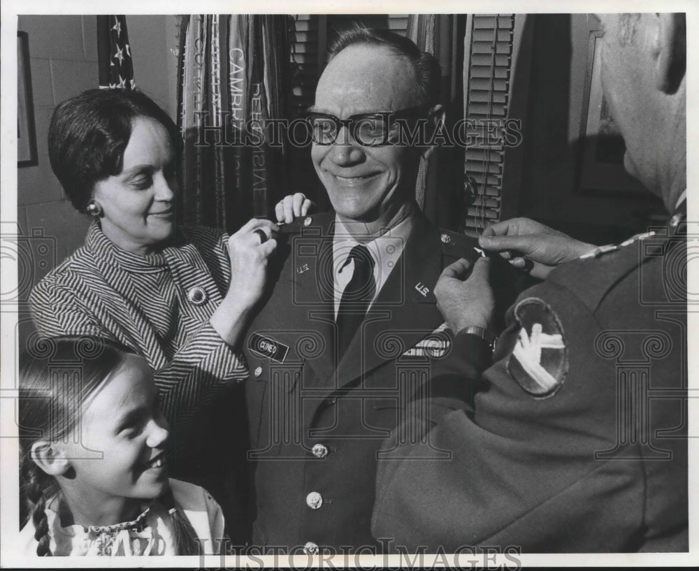 1971 Press Photo Brigadier General Richard T. Cuneo and Family - mjm06868