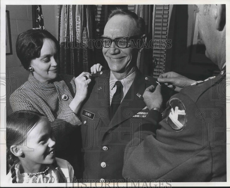Load image into Gallery viewer, 1971 Press Photo Brigadier General Richard T. Cuneo and Family - mjm06868
