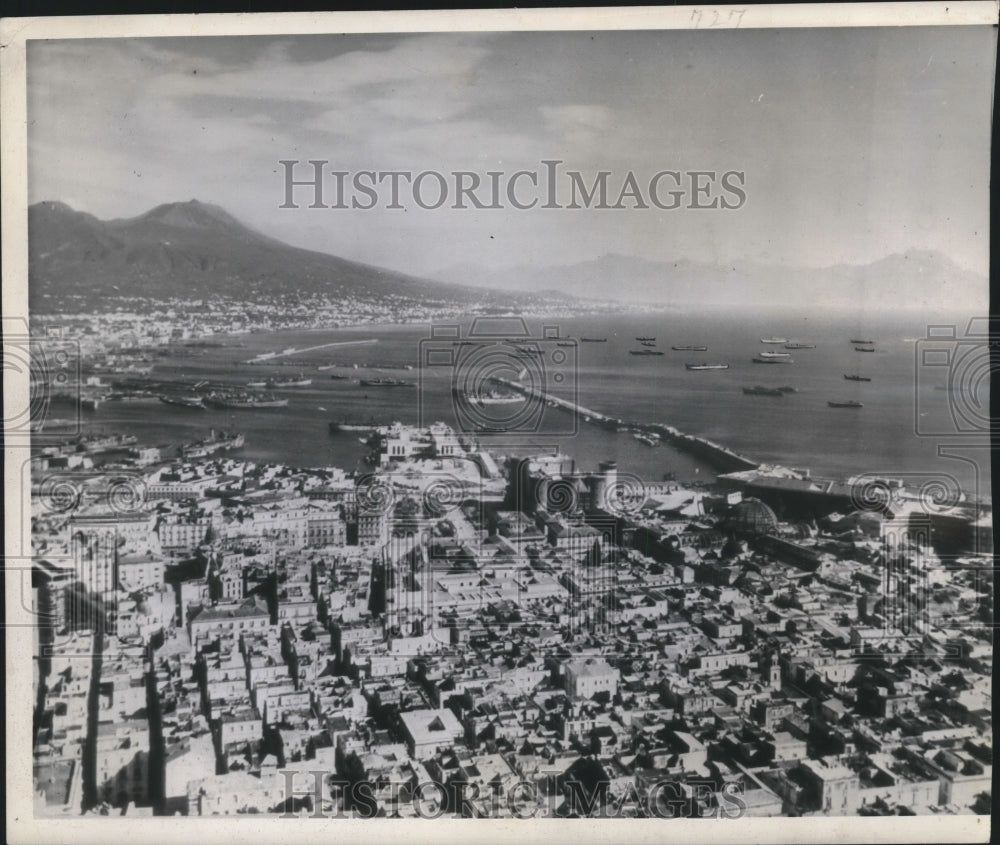 1943 Press Photo World War II - Allied Ships in Harbor in Naples, Italy