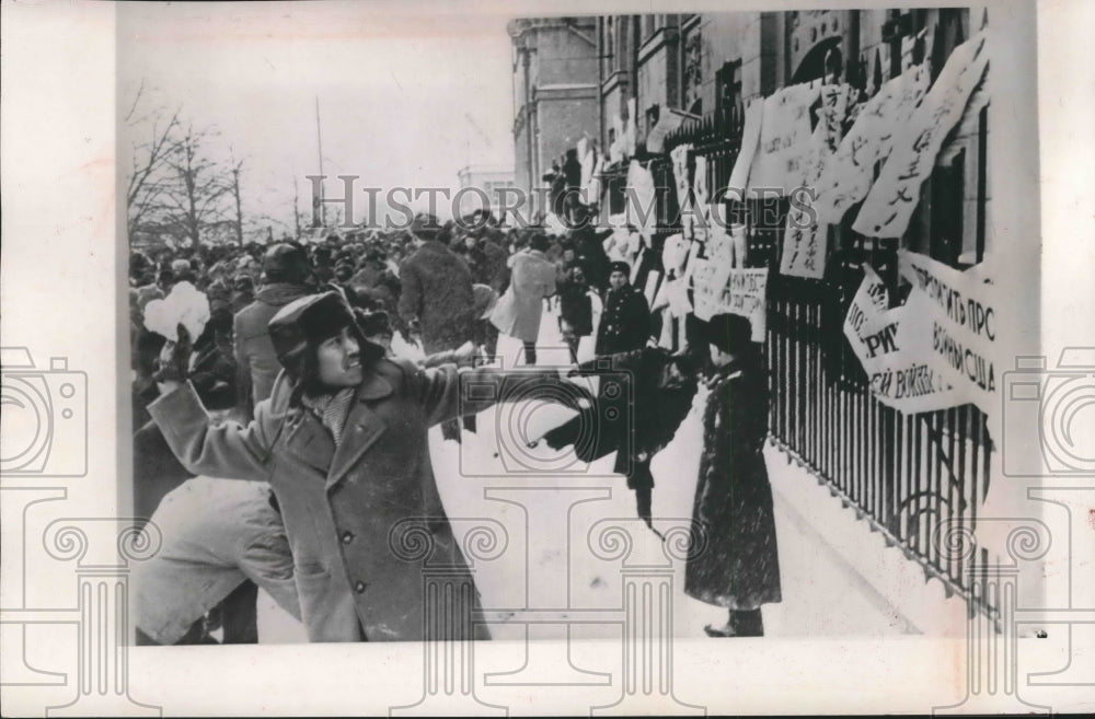 1965 Press Photo Vietnam War - Protesters Throw Rocks, Moscow, Russia
