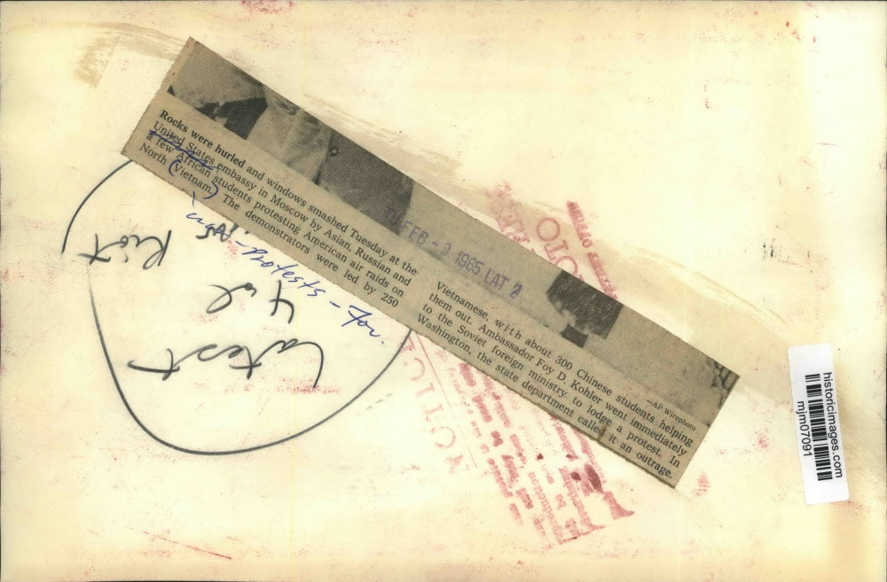 1965 Press Photo Vietnam War - Protesters Throw Rocks, Moscow, Russia