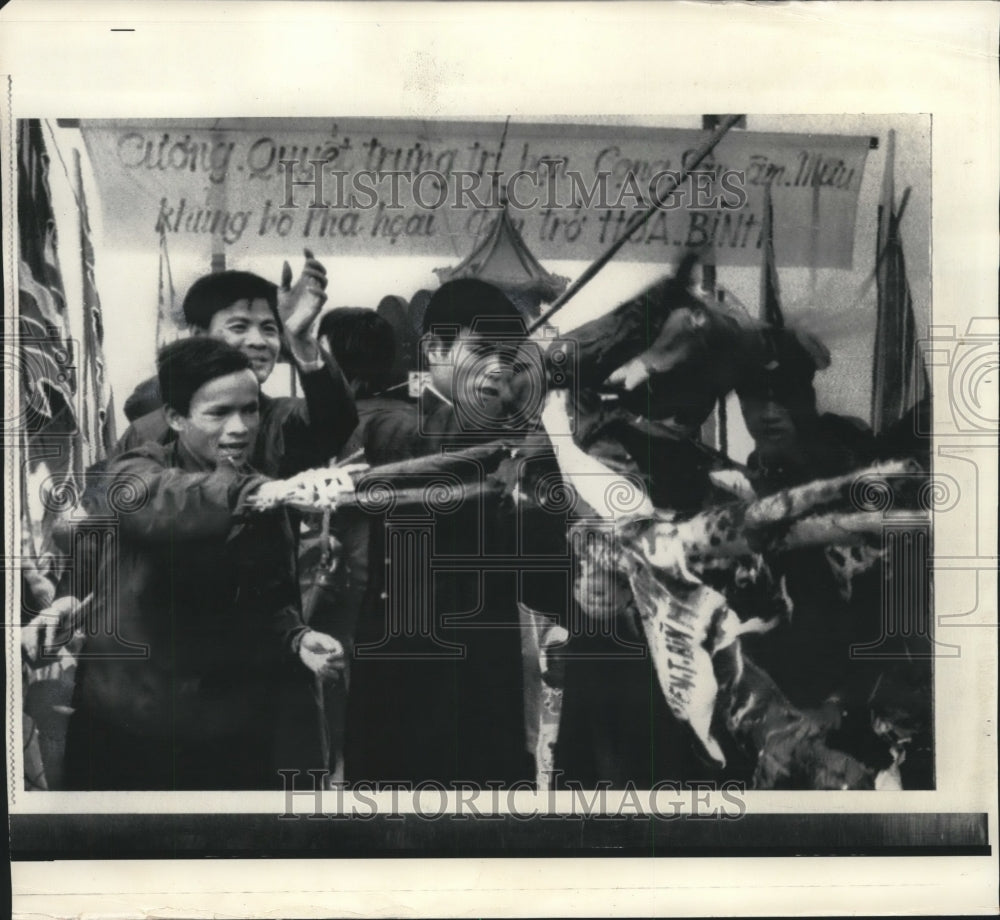 1973 Press Photo Vietnam War- Burning Effigies of Vietcong Leaders, Hue, Vietnam