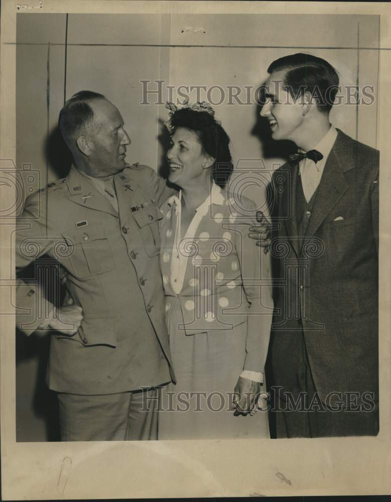 Load image into Gallery viewer, 1944 Press Photo Colonel J. Tracy Hale, Wife Ethel Lee, and Son - mjm07234
