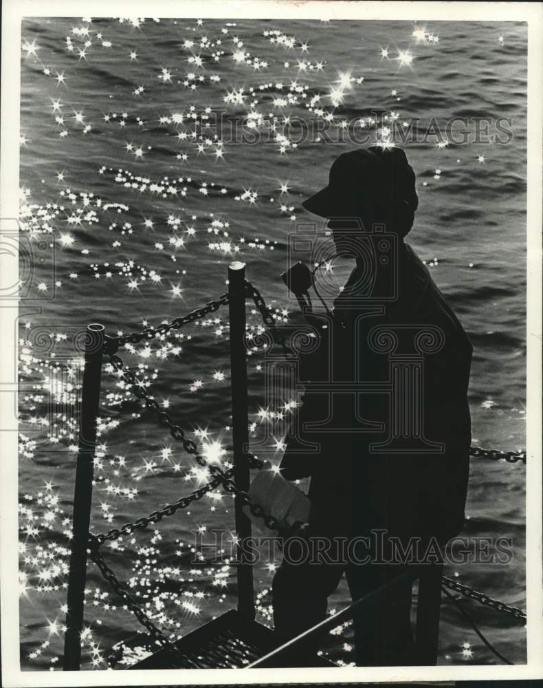1972 Press Photo Navy Lookout on U.S.S. Alamo, Navy Landing Craft - mjm07531