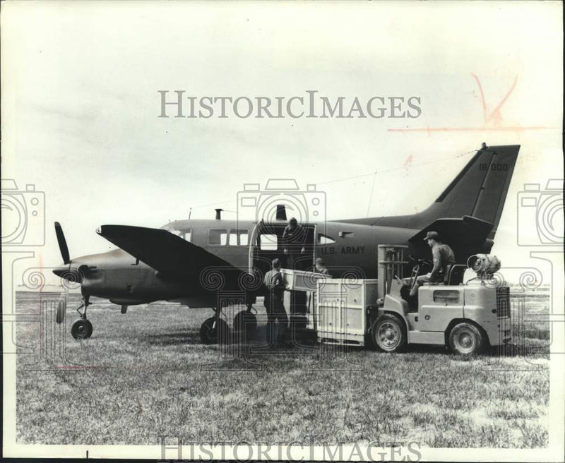 Load image into Gallery viewer, 1967 Press Photo U. S. Army's twin engine turbine powered Beechcraft plane
