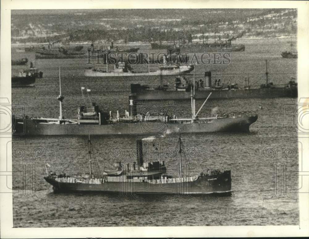 1941 Press Photo Ships at anchor in eastern Canadian port, Canada - mjm07904