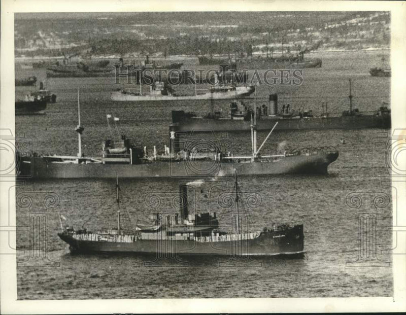 Load image into Gallery viewer, 1941 Press Photo Ships at anchor in eastern Canadian port, Canada - mjm07904
