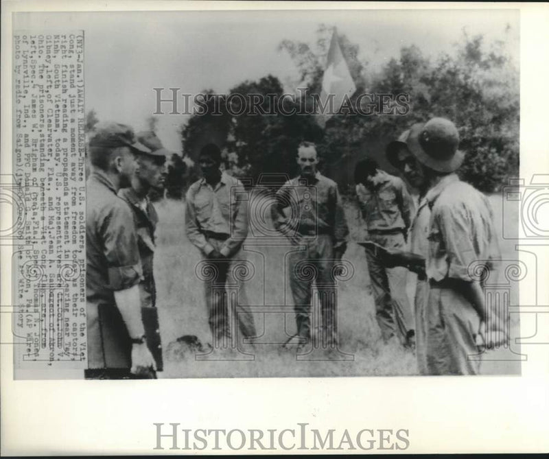 Load image into Gallery viewer, 1969 Press Photo Negotiations at Tay Ninh for prisoners by US and Vietcong Reps
