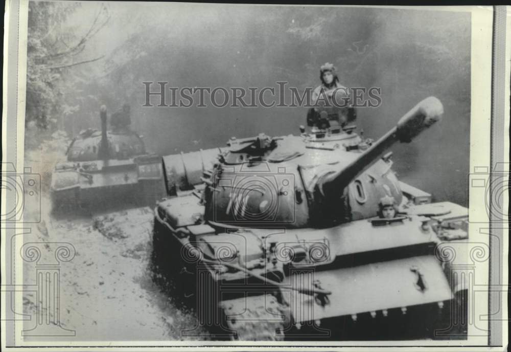 1868 Press Photo Tank patrolling between Czechoslovakia and West Germany