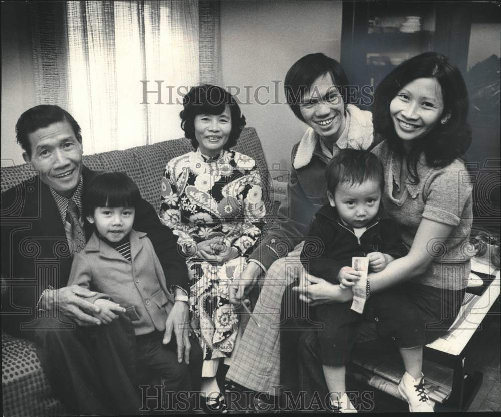 1975 Press Photo Mai Van Dat with wife Soi and their family, Wisconsin