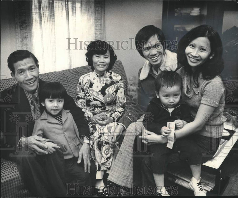 Load image into Gallery viewer, 1975 Press Photo Mai Van Dat with wife Soi and their family, Wisconsin

